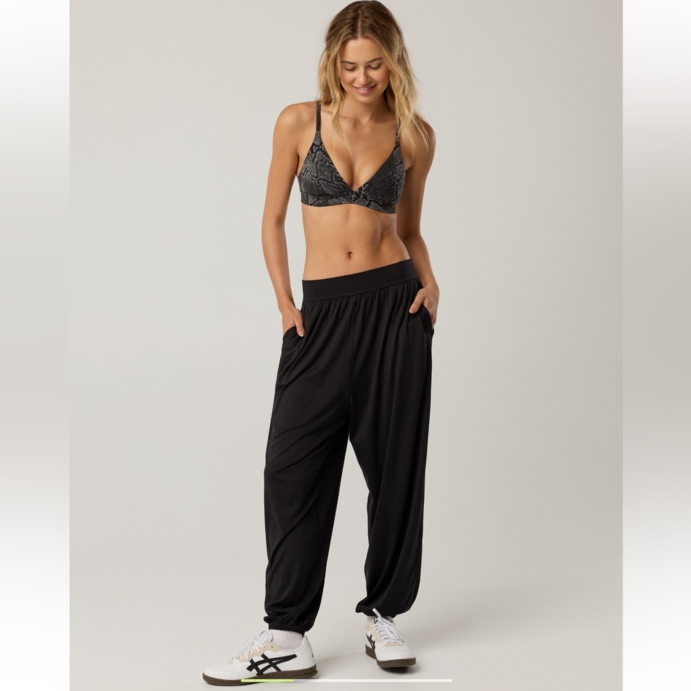 NWT OFFLINE by aerie “The Hugger” Go with the Flow baggy jogger size S, black. - Picture 2 of 7